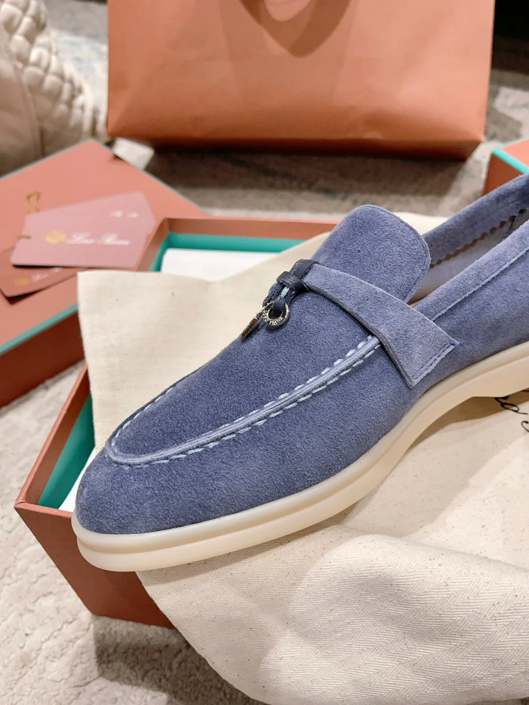 Factory price: 520💰4050 new color. Original purchase, 1⃣️: 1⃣️ folded and developed, Loro Piana professional model to try on feet, quality purchase level, flash sale of common products on the market, welcome to compare, original packaging. Fabric: Imported from Italy🐑High mercerized shearling, Lining: Hand-sewn mark thread in water-dyed cowhide imported from Italy🧵, high-end and elegant. Comfortable on the feet. Size: Women's 35-42 (41, 42) customized, non-returnable, men's 38-45 (46, 47, 48) customized, non-refundable. Fashionable boutiques that you can’t miss, a must-have item